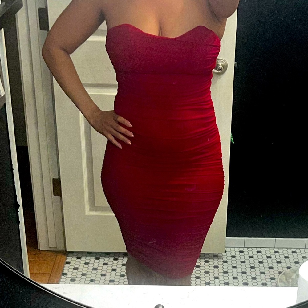 RED STRAPLESS DRESS